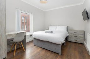 Room 4 at Jubilee House - Free Parking, Self Check-In, Fast WiFi and Smart TV by Yoko Property